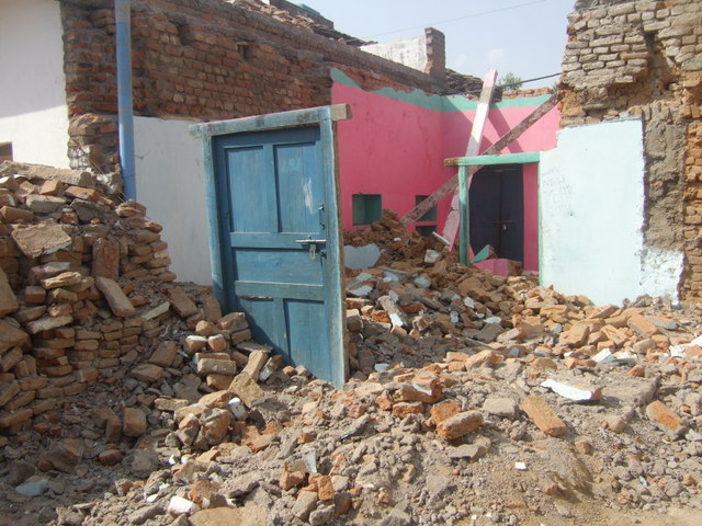 Demolishing the residence for schoolclass 7, April 2014|Sloop woning voor lokaal 7, april 2014