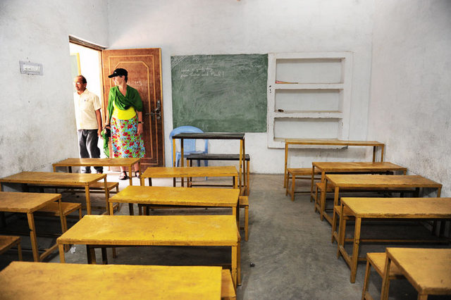 The new colored school desks, August 2014|Schoolbankjes in de nieuwe kleur, augustus 2014