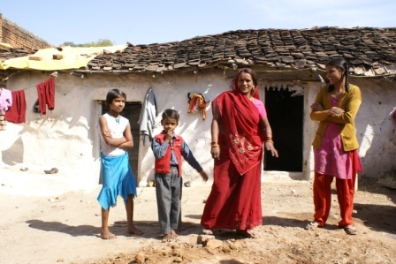 Deze twee kinderen zijn leerling van Kashi Mandir School, de oudste dochter is daar al te groot voor