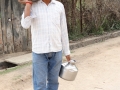 Leraar Dinesh met de verse melk - teacher Dinesh with the fresh milk of the day