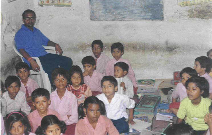 De school is opgericht in 2000, een initiatief van deze onderwijzer: mr Prabhat Mani Mishra.