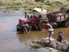 De weinige wat rijkere boeren hebben een tractor en die moet op zondag natuurlijk worden gewassen in de rivier