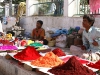 Gekleurd poeder voor het aanstaande Holi-feest is ook te koop op de markt