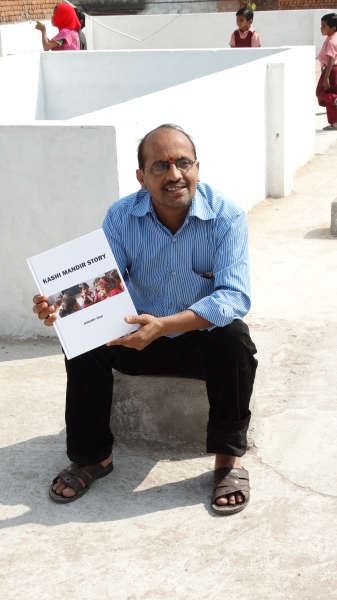 Het Kashi Mandir Story boek is de trots van mr Prabhat