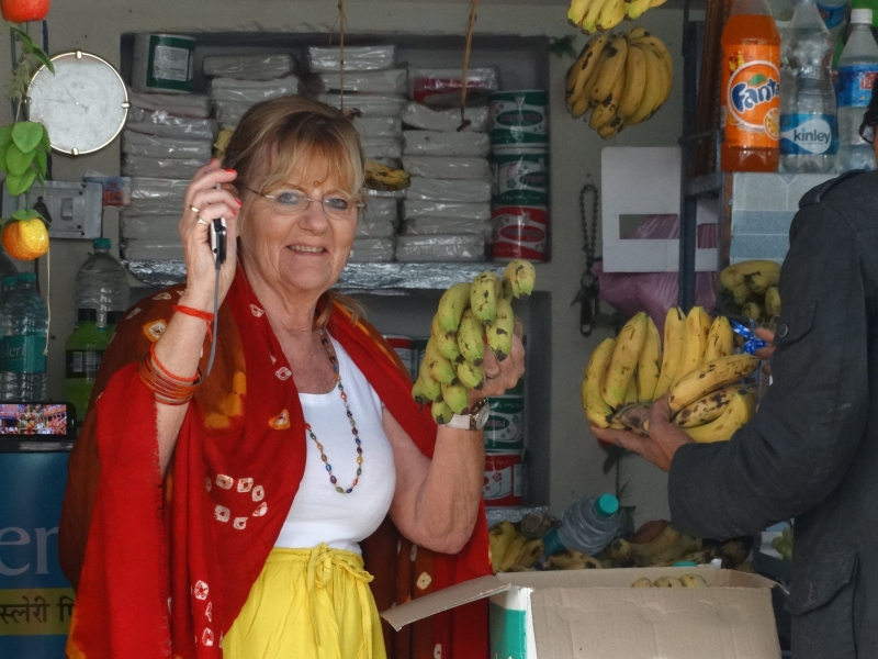 bestuurslid Margriet op bananeninkoop