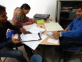 secretaris Vidhya en twee leerkrachten aan de administratie