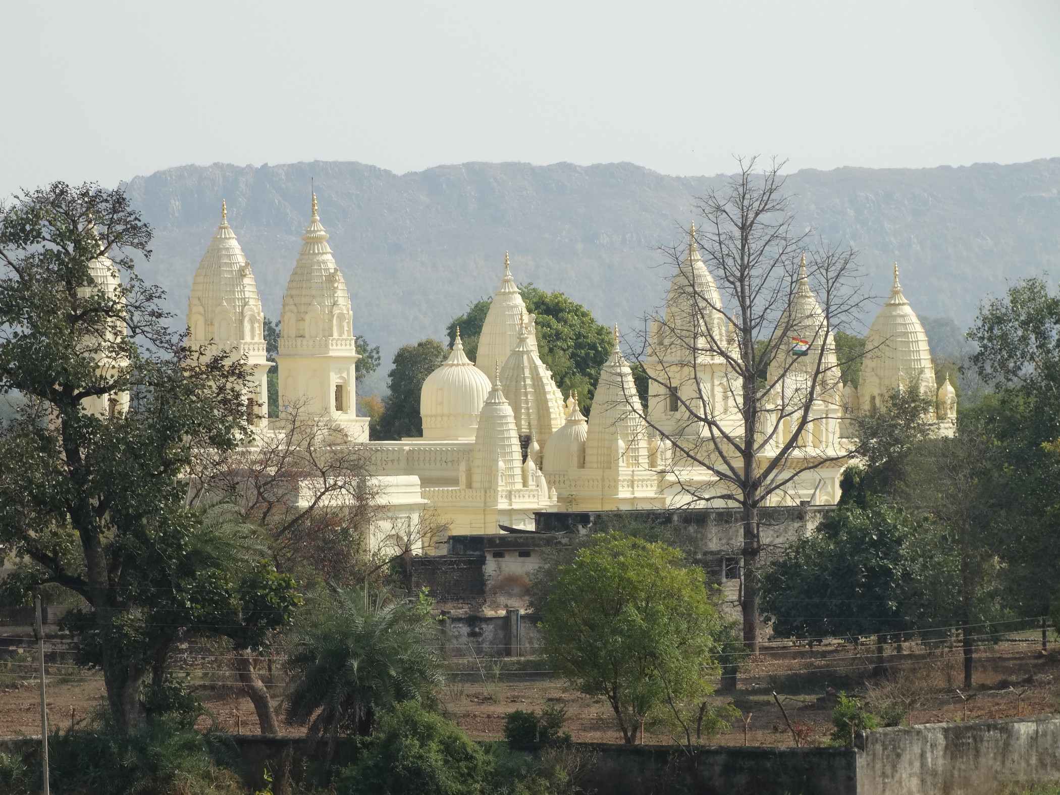 De beroemde oostelijke tempels liggen nog geen 300 meter van de school
