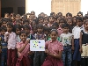 De kinderen van Kashi Mandir bedanken basisschool De Vlonder uit Emmen voor hun inzet